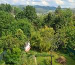 Záhrada s murovanou chatou s nádherným výhľado